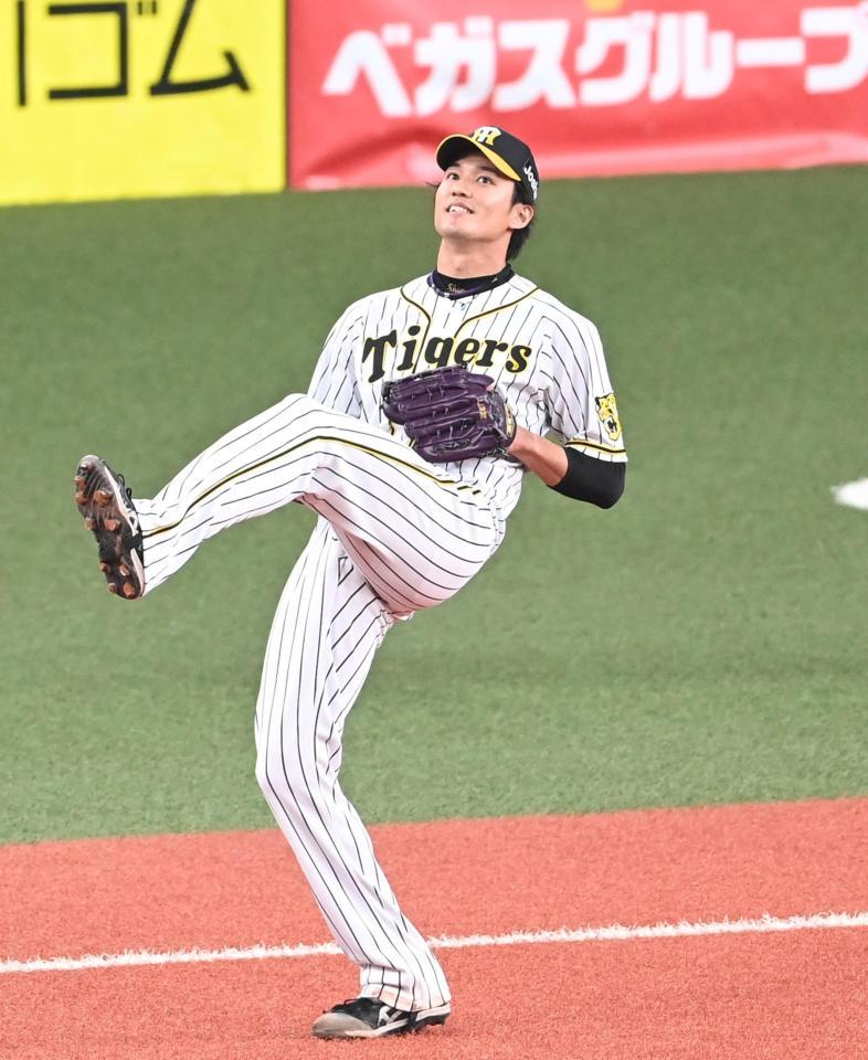 ５回、中日・高松に内野安打を許し、悔しそうに足を上げる阪神・藤浪＝京セラドーム（撮影・飯室逸平）