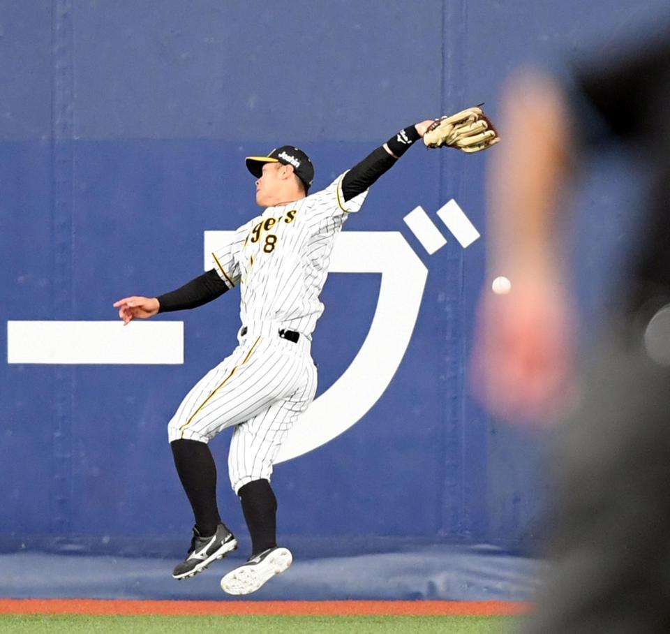 ９回、阪神・佐藤輝は中日・木下の打球を追うも捕球できず＝京セラドーム大阪（撮影・山口登）