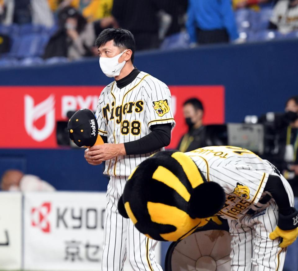 中日に敗れ、厳しい表情でファンにあいさつする阪神・矢野燿大監督＝京セラドーム大阪（撮影・山口登）