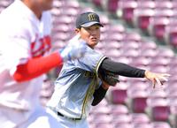 　７回、永井を投ゴロに打ち取り一塁へ送球する西純