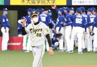 　中日に逆転負けし、引き揚げる矢野監督