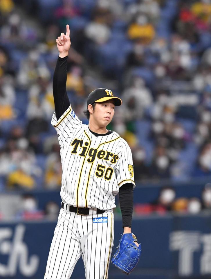 　２回、ビシエドの放った打球を指さす青柳（撮影・北村雅宏）