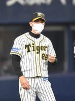　７回の攻撃を終え、選手交代を告げる矢野監督