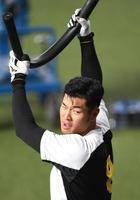 　試合前、トレーニングする佐藤輝（撮影・北村雅宏）
