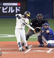 １回阪神無死、阪神・近本光司は右越えに先制ソロを放つ（捕手　中日・木下拓哉）＝京セラドーム大阪（撮影・山口登）