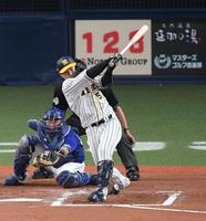 　６回、阪神・陽川尚将は左前に勝ち越し適時打を放つ（撮影・山口登）
