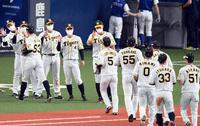 ナインを迎える阪神・佐藤輝明（中央）＝京セラドーム大阪（撮影・山口登）