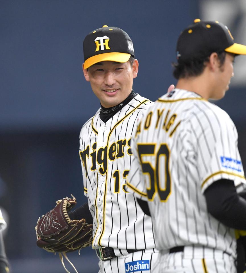 　８回途中から登板し、無失点に抑えた岩崎は笑顔を見せる