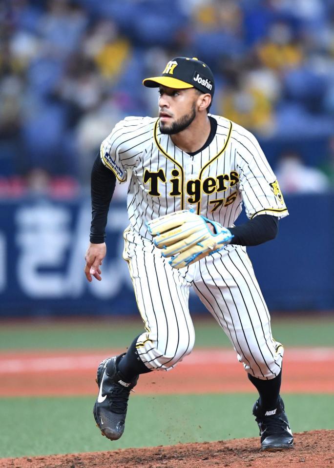 　９回、中日・木下拓哉の放ったゴロの処理にマウンドを駆け下りるスアレス