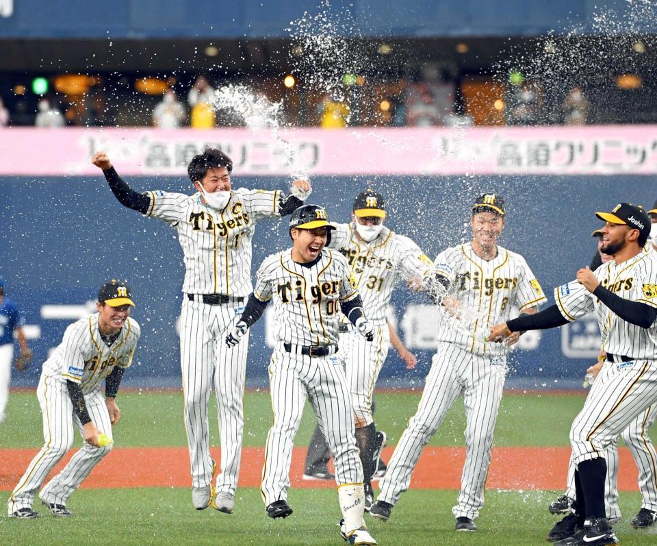 　９回、劇的なサヨナラ打を放ち、ナインからの祝福に大喜びする山本