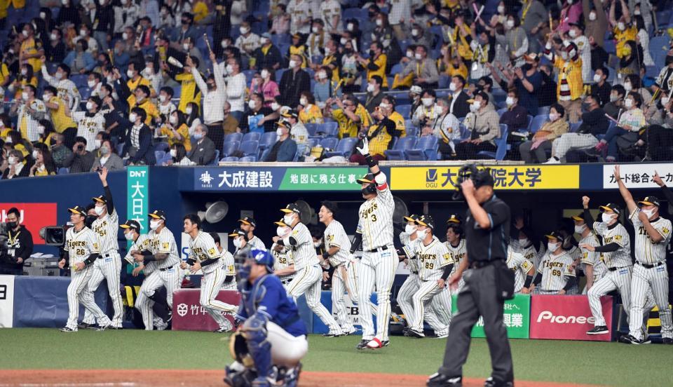　９回、山本がサヨナラ打を放ち、ベンチから飛び出す阪神ナイン