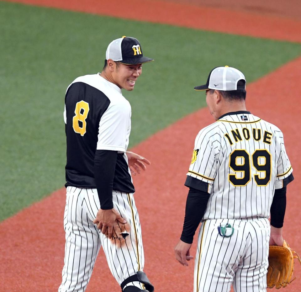 　走塁練習でスライディングし、佐藤輝はユニホームが破れ苦笑い（撮影・山口登）