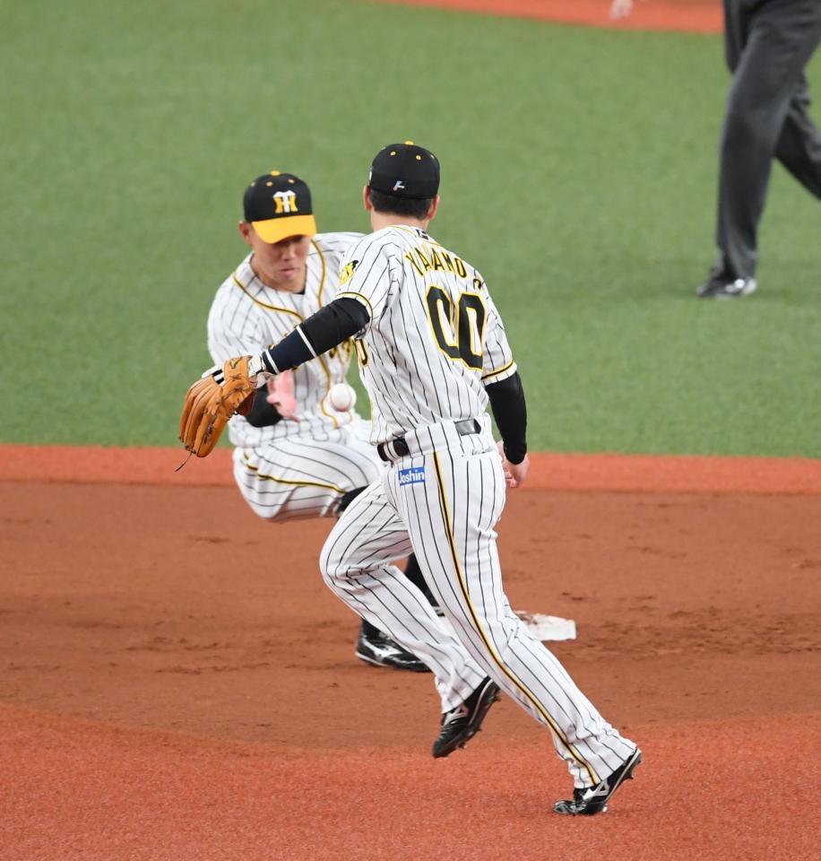 　４回、山本は京田の打球を糸原にトスするも捕球できず（撮影・山口登）