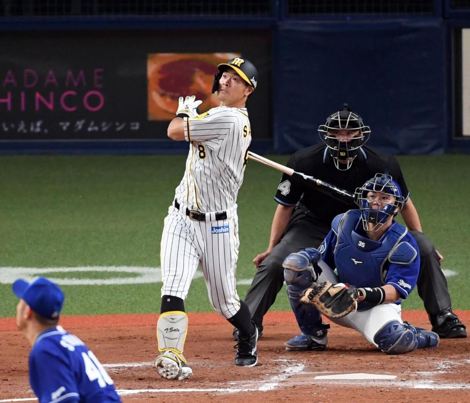 　６回、阪神・佐藤輝明はバットを折り右飛に倒れる（撮影・山口登）