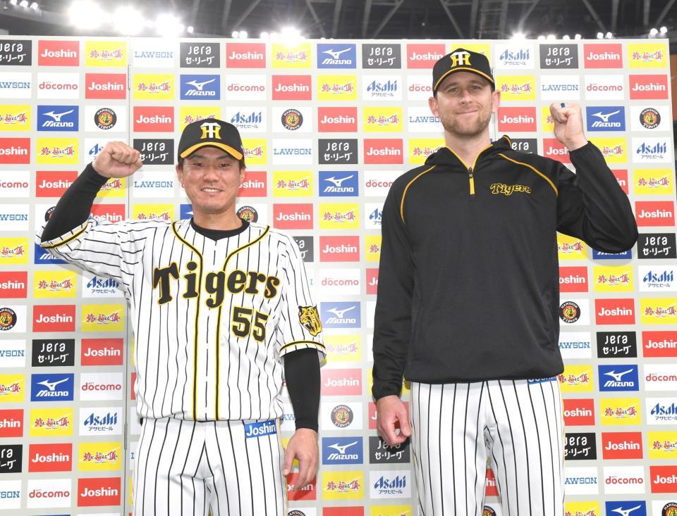お立ち台でポーズをとる阪神・陽川尚将と阪神　ジョー・ガンケル（右）＝京セラドーム大阪（代表撮影）