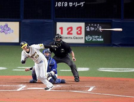 ６回、陽川は左前に勝ち越し適時打を放つ（捕手・木下拓）