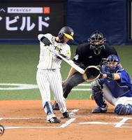 　１回、近本は右越えに先制ソロを放つ（撮影・山口登）