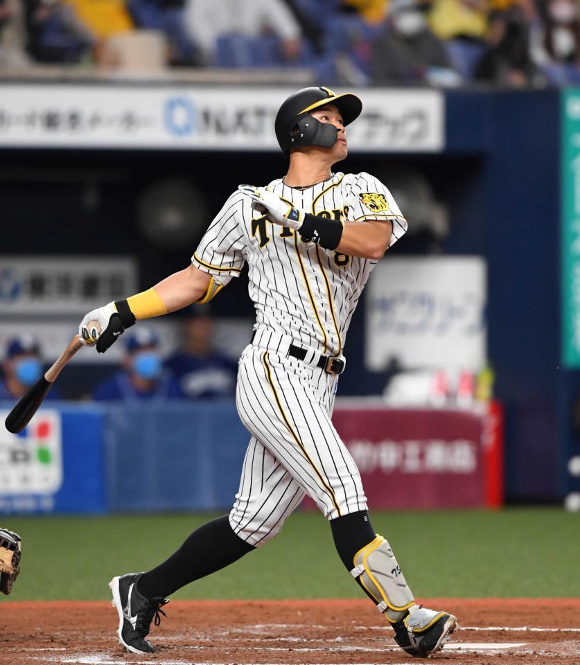 ６回、バットを折られ、右飛に倒れる代打・佐藤輝