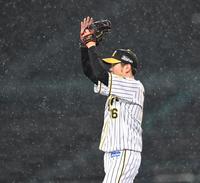 　２回、岡本和の打球を好捕したサンズを手をたたいて賞賛する西勇（撮影・田中太一）