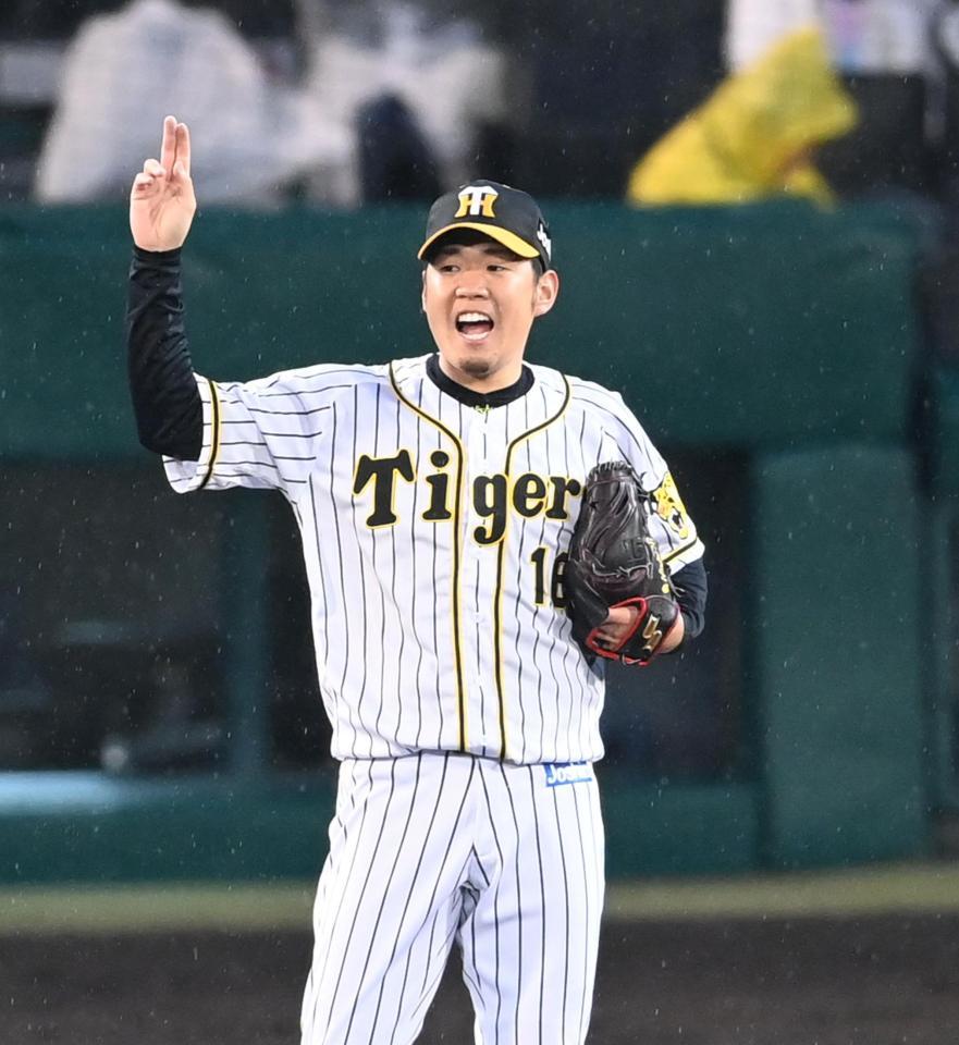 　２回、声を出しナインを鼓舞する西勇（撮影・飯室逸平）