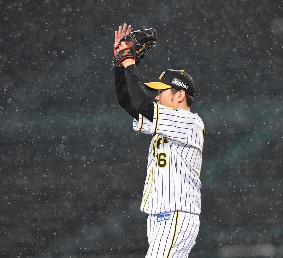 　２回、岡本和の打球を好捕したサンズを手をたたいて賞賛する西勇（撮影・田中太一）