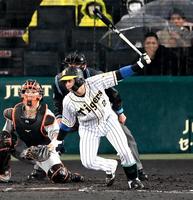 　２回、右前に先制打を放つ梅野