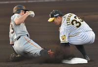 　１回、二盗を試みる梶谷（撮影・神子素慎一）