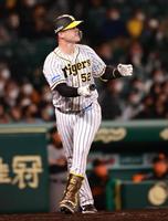 　５回、サンズは中越えに２ランを放つ（撮影・坂部計介）