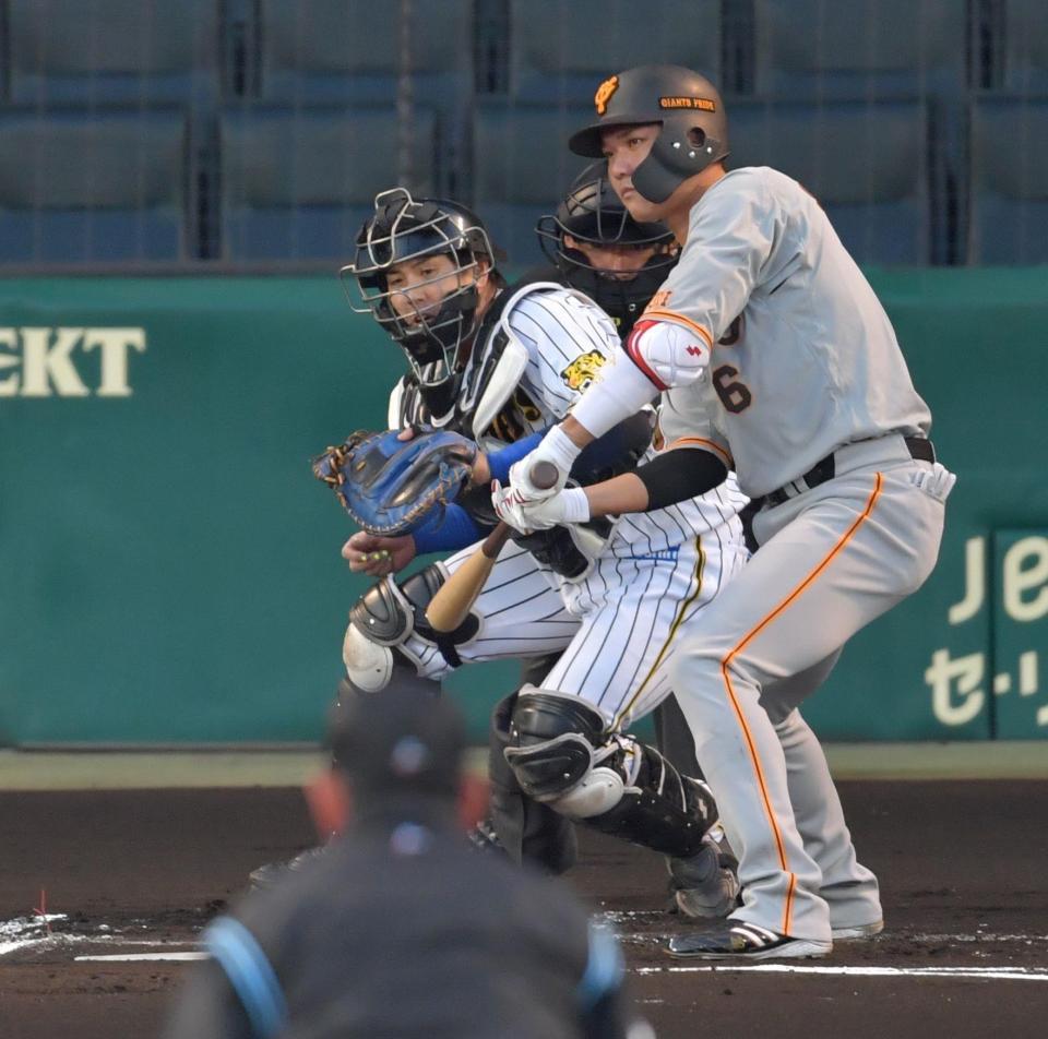 　１回、二塁へ送球する梅野（撮影・神子素慎一）