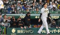 ４回、巨人に追加点を許す阪神・秋山＝甲子園（撮影・飯室逸平）