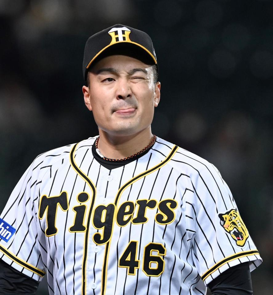 ４回、巨人に追加点を許し悔しさに顔をしかめる阪神・秋山＝甲子園（撮影・飯室逸平）