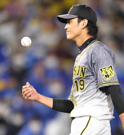 　３回、浜口に四球を与え、悔しそうにボールを宙に投げる藤浪（撮影・西岡正）