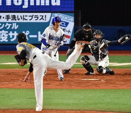 　３回、浜口に四球を与える藤浪（撮影・高石航平）