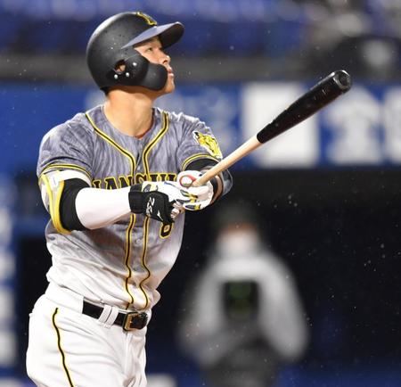 　６回。右越えソロを放つ佐藤輝（撮影・西岡正）