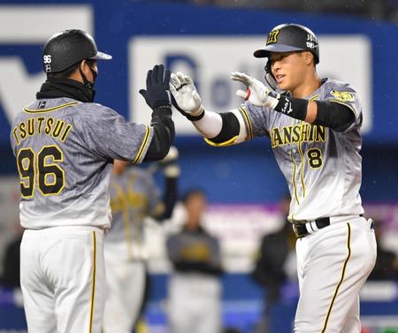 　６回、ソロを放ち、筒井コーチ（左）とタッチを交わす佐藤輝（撮影・西岡正）