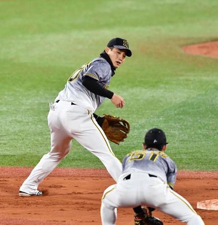 　８回、神里の打球を後逸する木浪（撮影・高石航平）