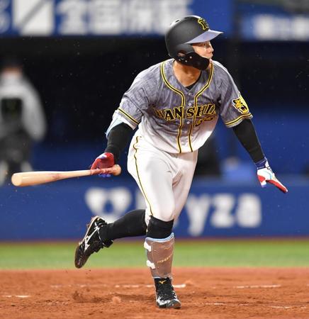 　５回、中飛に倒れる糸原（撮影・西岡正）