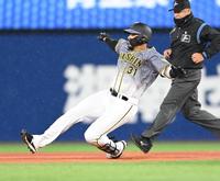 　１回、先制タイムリー二塁打を放ち二塁へ滑り込むマルテ（撮影・飯室逸平）