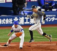 　３回、併殺に倒れる佐藤輝（撮影・高石航平）