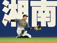 　３回、佐野の打球を好捕する佐藤輝（撮影・飯室逸平）