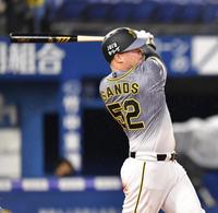 　６回、右前適時打を放つサンズ（撮影・西岡正）