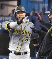 　６回、場外弾を放ち笑顔でＺポーズを決める佐藤輝（撮影・飯室逸平）