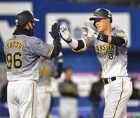 　６回、ソロを放ち、筒井コーチ（左）とタッチを交わす佐藤輝（撮影・西岡正）