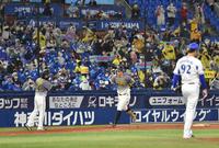 　６回、ソロを放ち、本塁へ向かう佐藤輝（撮影・西岡正）