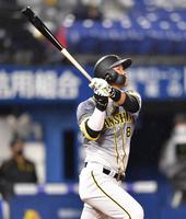 　６回。右越えソロを放つ佐藤輝（撮影・西岡正）