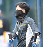 　マスクをつけて練習する糸原（撮影・飯室逸平）