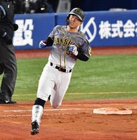 　５回、中飛に倒れた糸原（撮影・高石航平）