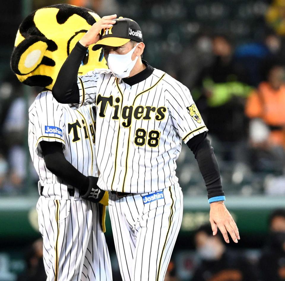 　ファンにあいさつを終え、グラウンドを後にする矢野監督