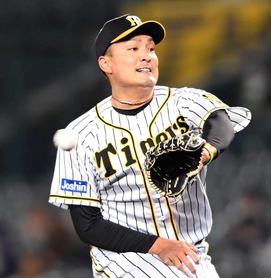 　４回、大城の強烈な打球にグラブを出すも安打を許す秋山