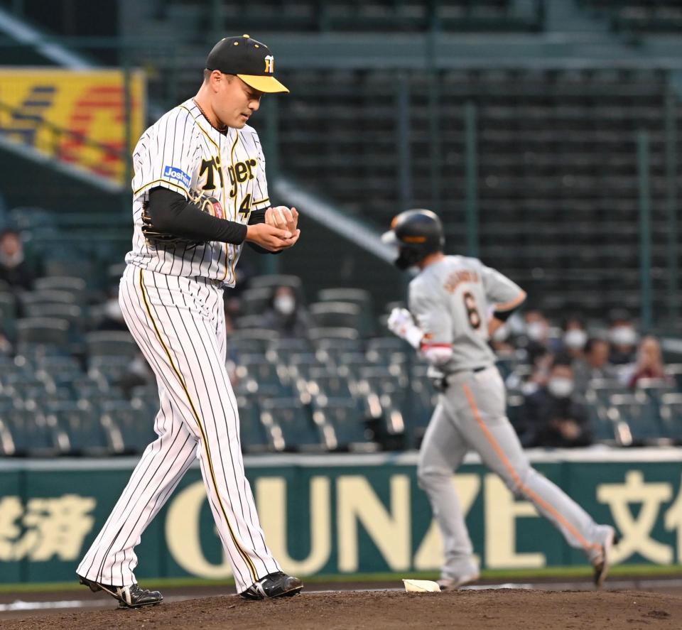 　１回、巨人・坂本勇人に先制ソロを打たれる秋山